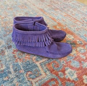 Minnetonka Girls Size 2 Double Fringe Side Zip Ankle Boot Bootie Purple Moccasin
